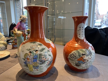 Trois vases en porcelaine de Chine &agrave; d&eacute;cor de la R&eacute;volution Culturelle, un sign&eacute; Cheng Guang 程光, un dat&eacute; 1974