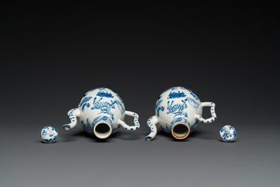 Paire de verseuses couvertes en porcelaine de Chine en bleu et blanc &agrave; d&eacute;cor des 'douzes animaux du zodiac chinois', peut-&ecirc;tre pour le Vietnam, 19&egrave;me