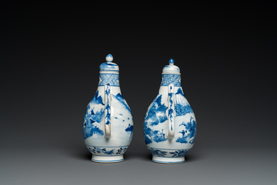 Paire de verseuses couvertes en porcelaine de Chine en bleu et blanc &agrave; d&eacute;cor de paysages, peut-&ecirc;tre pour le Vietnam, 19&egrave;me