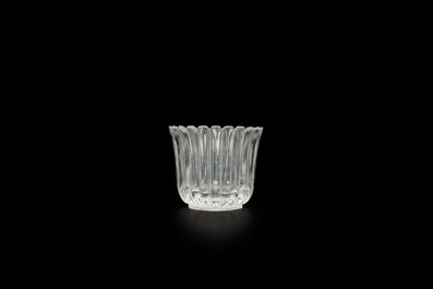 Bol en forme de chrysanth&egrave;me en verre transparant de P&eacute;kin, Chine, probablement Yongzheng