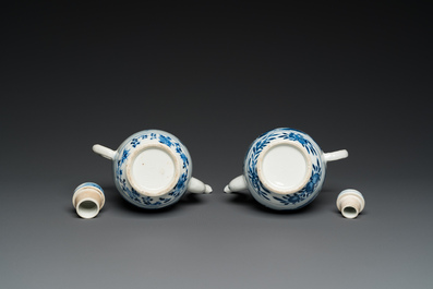 Paire de verseuses couvertes en porcelaine de Chine en bleu et blanc &agrave; d&eacute;cor de paysages, peut-&ecirc;tre pour le Vietnam, 19&egrave;me