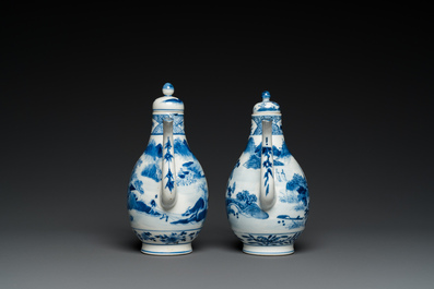 Paire de verseuses couvertes en porcelaine de Chine en bleu et blanc &agrave; d&eacute;cor de paysages, peut-&ecirc;tre pour le Vietnam, 19&egrave;me