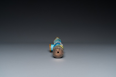 Rare pipe &agrave; opium en porcelaine de Chine moul&eacute;e dans le style de Wang Bing Rong dans sa bo&icirc;te en bois, fin du 19&egrave;me