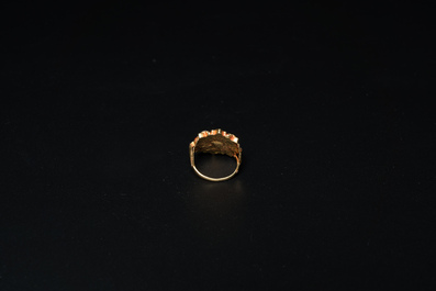 Een gouden ring, twee oorringen en een hanger, India, vroeg 20e eeuw