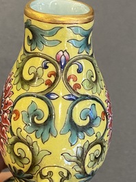 Vase de forme 'bianhu' en porcelaine de Chine famille rose &agrave; fond jaune, marque de Qianlong, R&eacute;publique