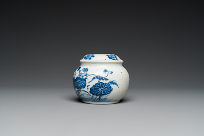 Pipe &agrave; eau en porcelaine de Chine 'Bleu de Hue' pour le Vietnam, marque de Lưu hương nh&atilde; ngoạn 雅玩留香, 19&egrave;me