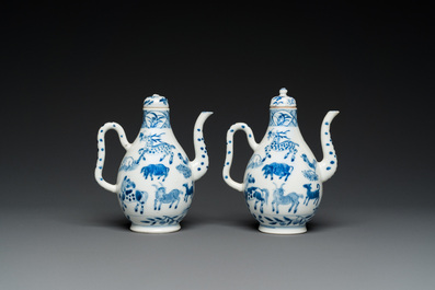 Paire de verseuses couvertes en porcelaine de Chine en bleu et blanc &agrave; d&eacute;cor des 'douzes animaux du zodiac chinois', peut-&ecirc;tre pour le Vietnam, 19&egrave;me