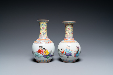 Quatre vases en porcelaine de Chine &agrave; d&eacute;cor de la R&eacute;volution Culturelle figurant des fermiers et des enfants, marque Zhong Guo Jing De Zhen Zhi 中國景德鎮製