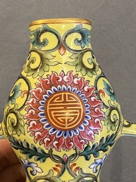 Vase de forme 'bianhu' en porcelaine de Chine famille rose &agrave; fond jaune, marque de Qianlong, R&eacute;publique