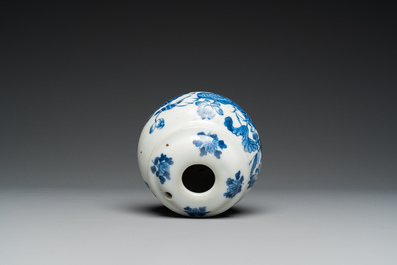 Pipe &agrave; eau en porcelaine de Chine 'Bleu de Hue' pour le Vietnam, marque de Lưu hương nh&atilde; ngoạn 雅玩留香, 19&egrave;me