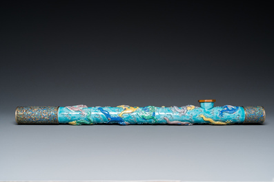 Rare pipe &agrave; opium en porcelaine de Chine moul&eacute;e dans le style de Wang Bing Rong dans sa bo&icirc;te en bois, fin du 19&egrave;me