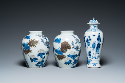 Une paire de vases en porcelaine de Chine en bleu, blanc et rouge de cuivre, un vase couvert et une bo&icirc;te couverte de Canton, 19/20&egrave;me