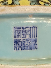 Vase de forme 'bianhu' en porcelaine de Chine famille rose &agrave; fond jaune, marque de Qianlong, R&eacute;publique
