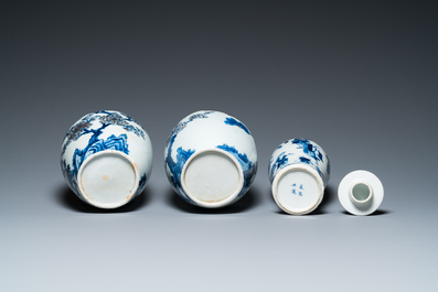 Une paire de vases en porcelaine de Chine en bleu, blanc et rouge de cuivre, un vase couvert et une bo&icirc;te couverte de Canton, 19/20&egrave;me