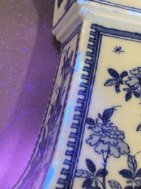 Een Chinese blauw-witte 'gu' vaas met erotisch decor onderop, Kangxi