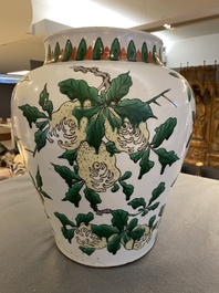 Vase en porcelaine de Chine wucai &agrave; d&eacute;cor sanduo, &eacute;poque Transition