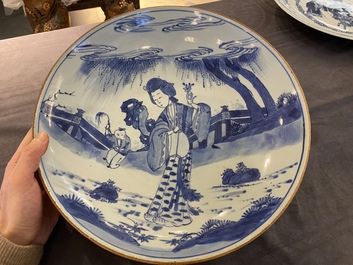 Een grote Chinese blauw-witte schotel met een dame en een jongen, Kangxi merk en periode