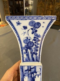 Vase de forme 'gu' quadrangulaire &agrave; sujet &eacute;rotique sur la base, Kangxi