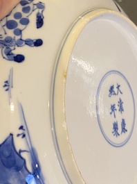 Een Chinees blauw-wit 'Paarden van Mu Wang' bord, Kangxi merk en periode