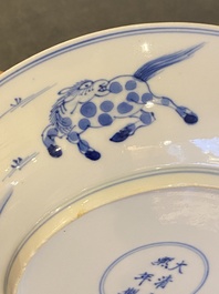 Coupe en porcelaine de Chine en bleu et blanc &agrave; d&eacute;cor des 'chevaux de Mu Wang', marque et &eacute;poque de Kangxi