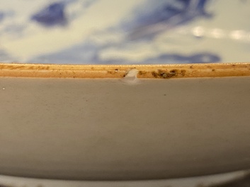 Grand plat en porcelaine de Chine en bleu et blanc, marque et &eacute;poque de Kangxi