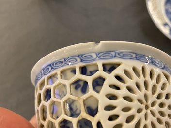 Een paar Chinese blauw-witte opengewerkte dubbelwandige koppen en schotels, Kangxi