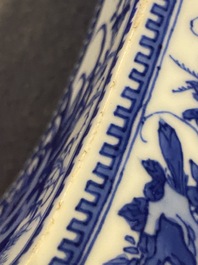 Een Chinese blauw-witte 'gu' vaas met erotisch decor onderop, Kangxi