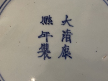 Grand plat en porcelaine de Chine en bleu et blanc, marque et &eacute;poque de Kangxi