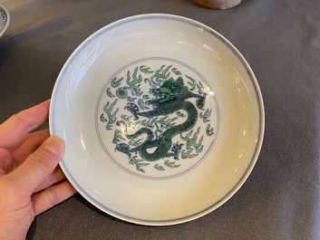 Een Chinees doucai-groen 'draken' bord, Kangxi merk en wellicht periode