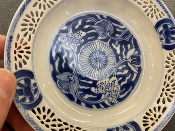 Paire de tasses et soucoupes ajour&eacute;es et &agrave; double parois en porcelaine de Chine en bleu et blanc, Kangxi