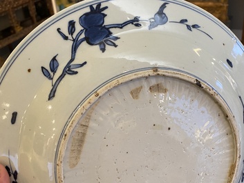 Deux plats en porcelaine de Chine en bleu et blanc, Wanli