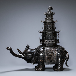 Een monumentale Japanse bronzen wierookbrander in de vorm van een olifant met uitkijktoren, Edo/Meiji, 19e eeuw