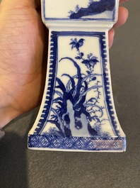 Vase de forme 'gu' quadrangulaire &agrave; sujet &eacute;rotique sur la base, Kangxi