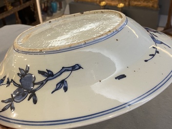 Deux plats en porcelaine de Chine en bleu et blanc, Wanli