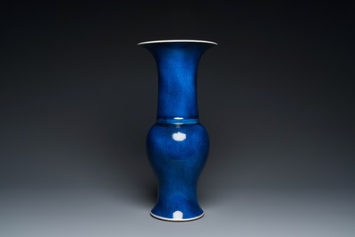 Vase de forme 'yenyen' en porcelaine de Chine en bleu poudr&eacute; monochrome, Kangxi
