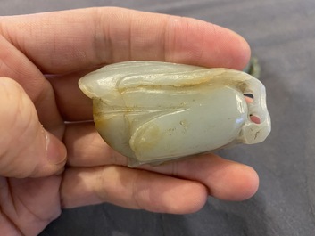 Une tabati&egrave;re en jade blanc et un pendentif en forme de 'main de Bouddha' en jade vert, Chine, Qing