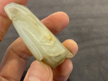 Een Chinese witte jade snuiffles en een groene jade 'Boeddha hand', Qing