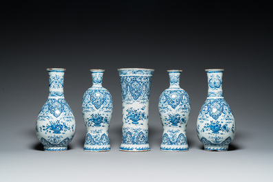 Garniture de cinq vases en fa&iuml;ence de Delft en bleu et blanc, 1er quart du 18&egrave;me