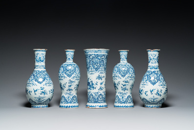 Garniture de cinq vases en fa&iuml;ence de Delft en bleu et blanc, 1er quart du 18&egrave;me