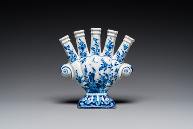 Een blauw-witte Delftse tulpenvaas met chinoiserie decor, 18e eeuw