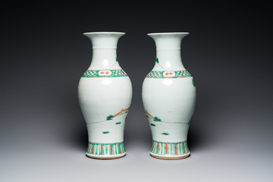 Paire de vases en porcelaine de Chine famille verte &agrave; d&eacute;cor de femmes et gar&ccedil;ons jouant, 19&egrave;me