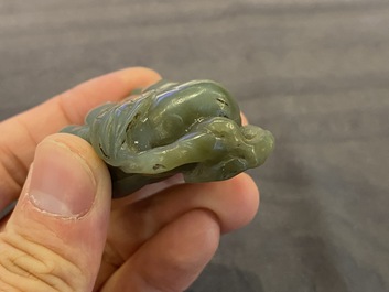 Une tabati&egrave;re en jade blanc et un pendentif en forme de 'main de Bouddha' en jade vert, Chine, Qing