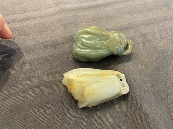 A Chinese white jade snuff bottle and a green jade 'Buddha hand' pendant, Qing