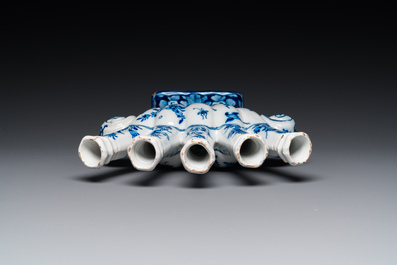 A blue and white Dutch Delft chinoiserie tulip vase, 18th C.