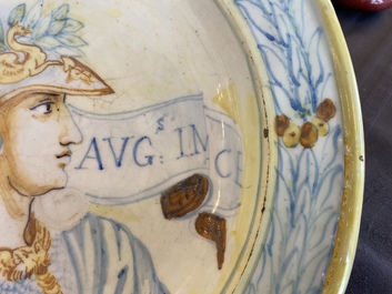 Een Italiaanse majolica schotel met het portret van de Romeinse keizer Claudius, 17e eeuw