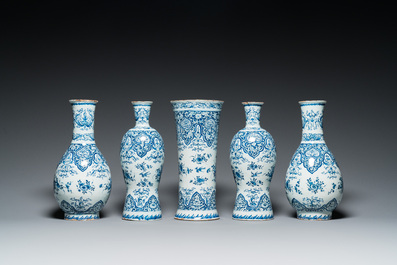 Garniture de cinq vases en fa&iuml;ence de Delft en bleu et blanc, 1er quart du 18&egrave;me