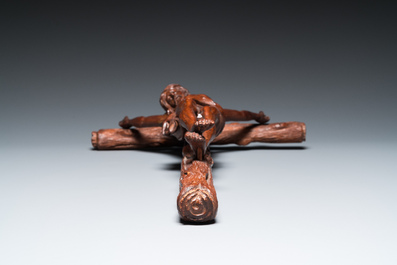 Een naturalistisch gestoken houten crucifix met corpus, wellicht Duitsland, eind 18e eeuw