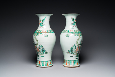 Paire de vases en porcelaine de Chine famille verte &agrave; d&eacute;cor de femmes et gar&ccedil;ons jouant, 19&egrave;me