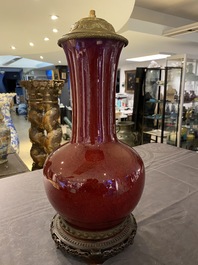 Vase de forme bouteille en porcelaine de Chine &agrave; &eacute;mail flamb&eacute; mont&eacute; en lampe, 19&egrave;me
