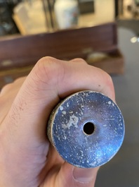 Rare pipe &agrave; opium en porcelaine de Chine moul&eacute;e dans le style de Wang Bing Rong dans sa bo&icirc;te en bois, fin du 19&egrave;me